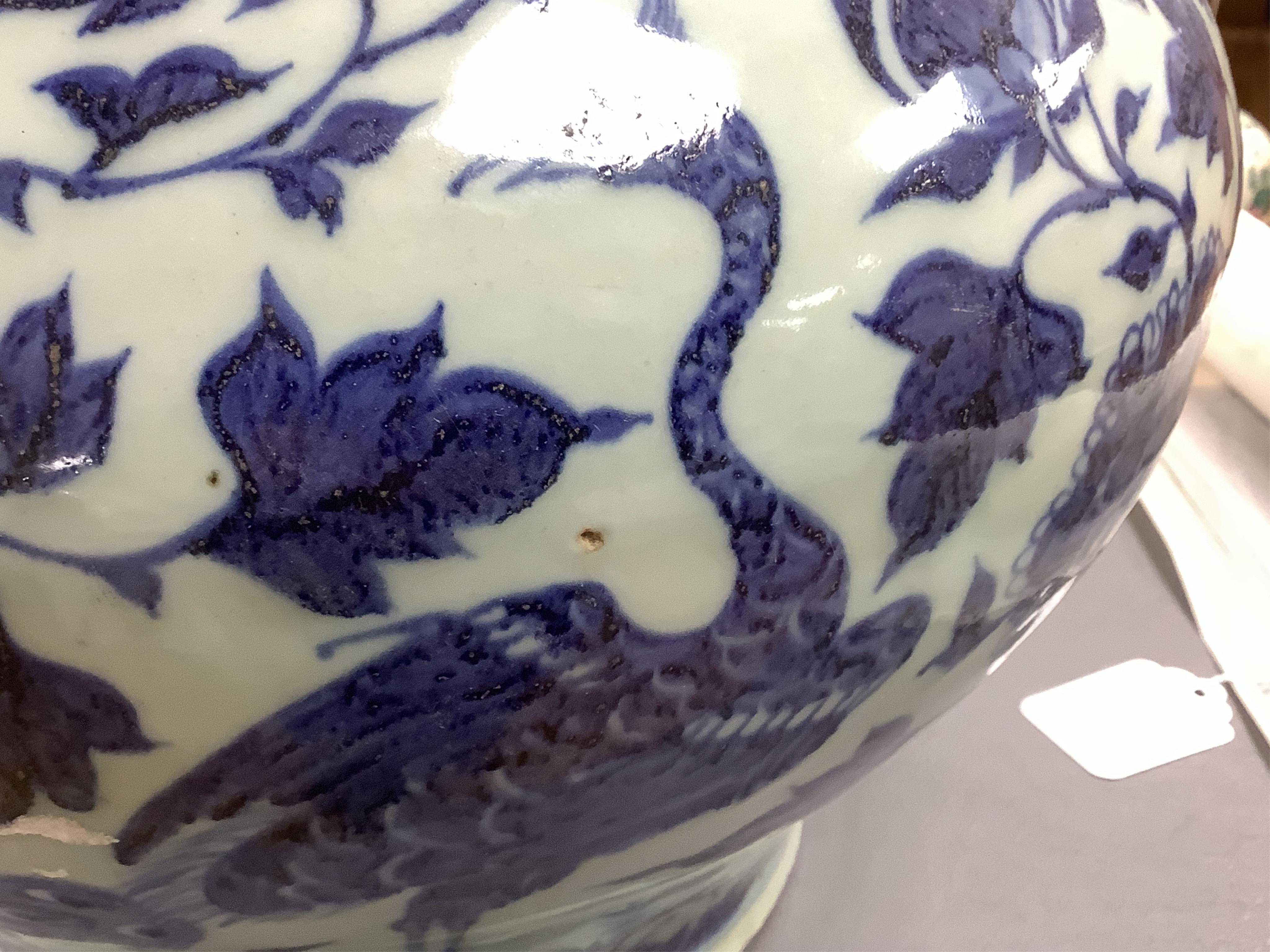 A large Chinese blue and white floral jar, 29cm high